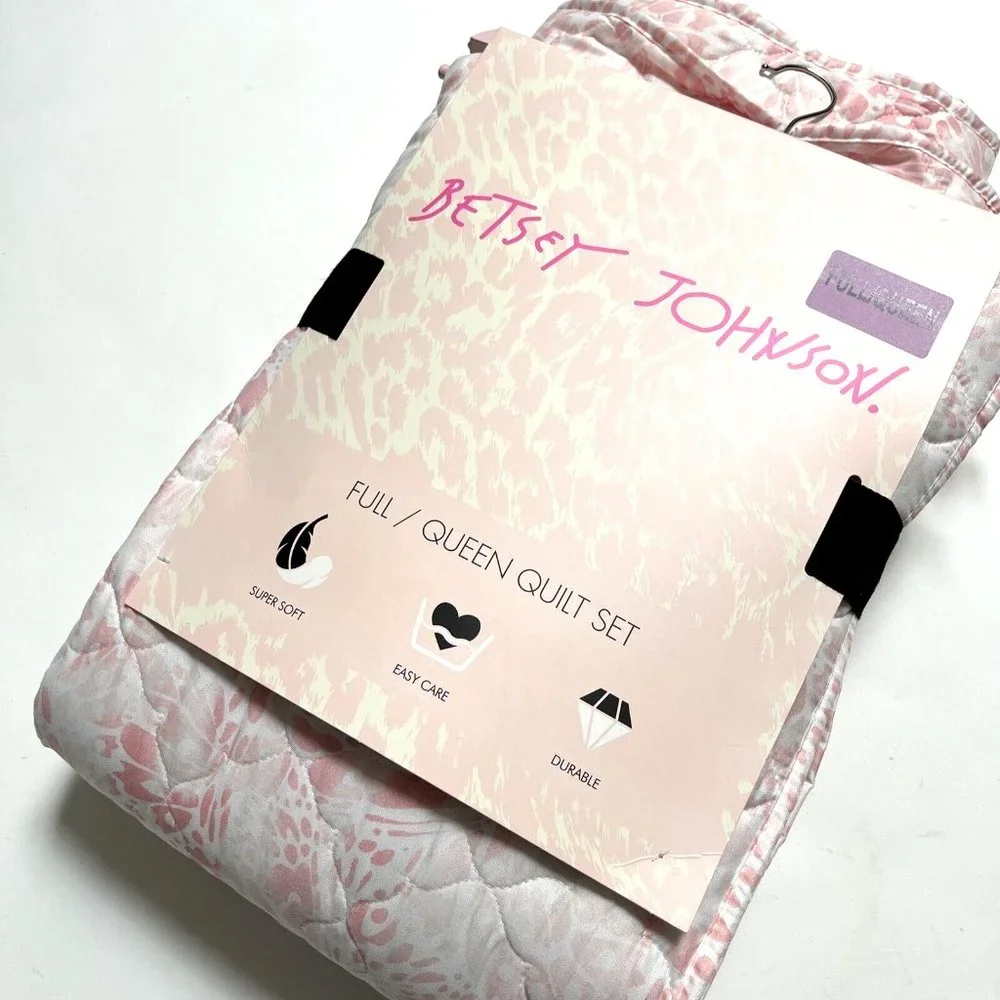 Betsey Johnson 3 Pc Full Queen Quilt Set Pink Floral Ultra Soft NWT 88x88